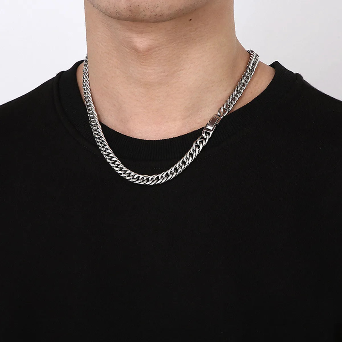 Necklaces and pendants with pearls for a classic and sophisticated touch-Simple Style Solid Color Titanium Steel Chain Men'S Necklace